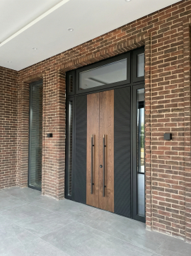 Большая современная входная дверь со стеклами