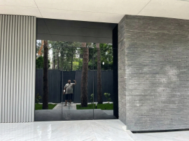 Большая стеклянная дверь с тонировкой в круг