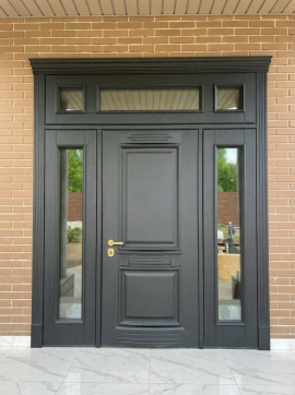 Большая входная дверь с багетом в классике