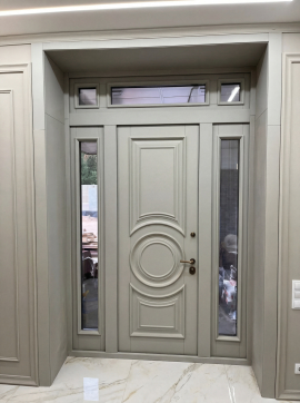 Большая входная дверь в классике