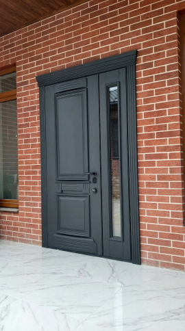 Одностворчатая входная дверь с боковой стеклянной фрамугой