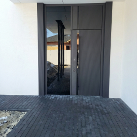 Черная входная дверь в современном стиле