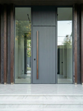 Дверь с высокими стеклами по бокам