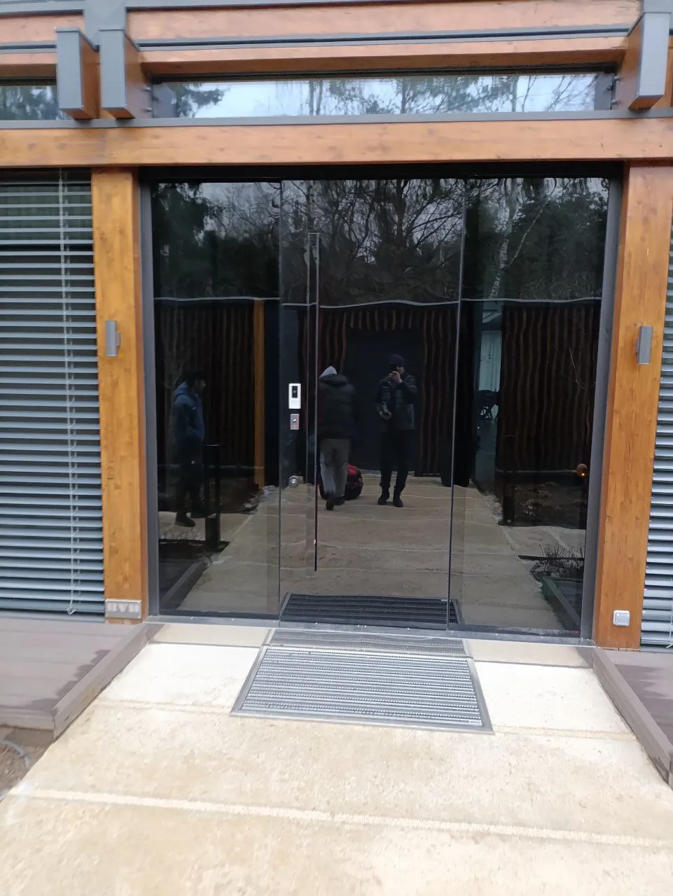 Элитная входная дверь со стеклом для современного дома