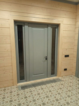 Классическая входная дверь для дома из бруса