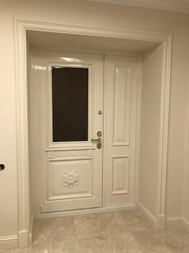 Классическая входная дверь со стеклом