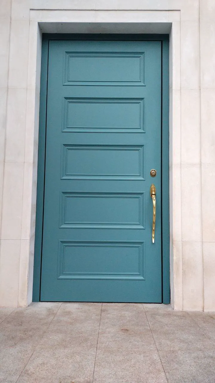 Классическая входная дверь в эмали с филёнками