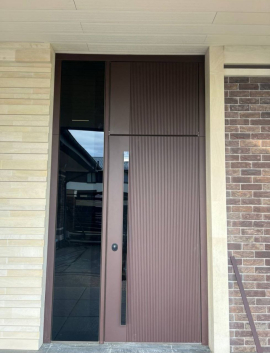 Коричневая входная современная дверь