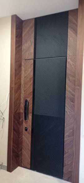 Крутая входная дверь в квартиру