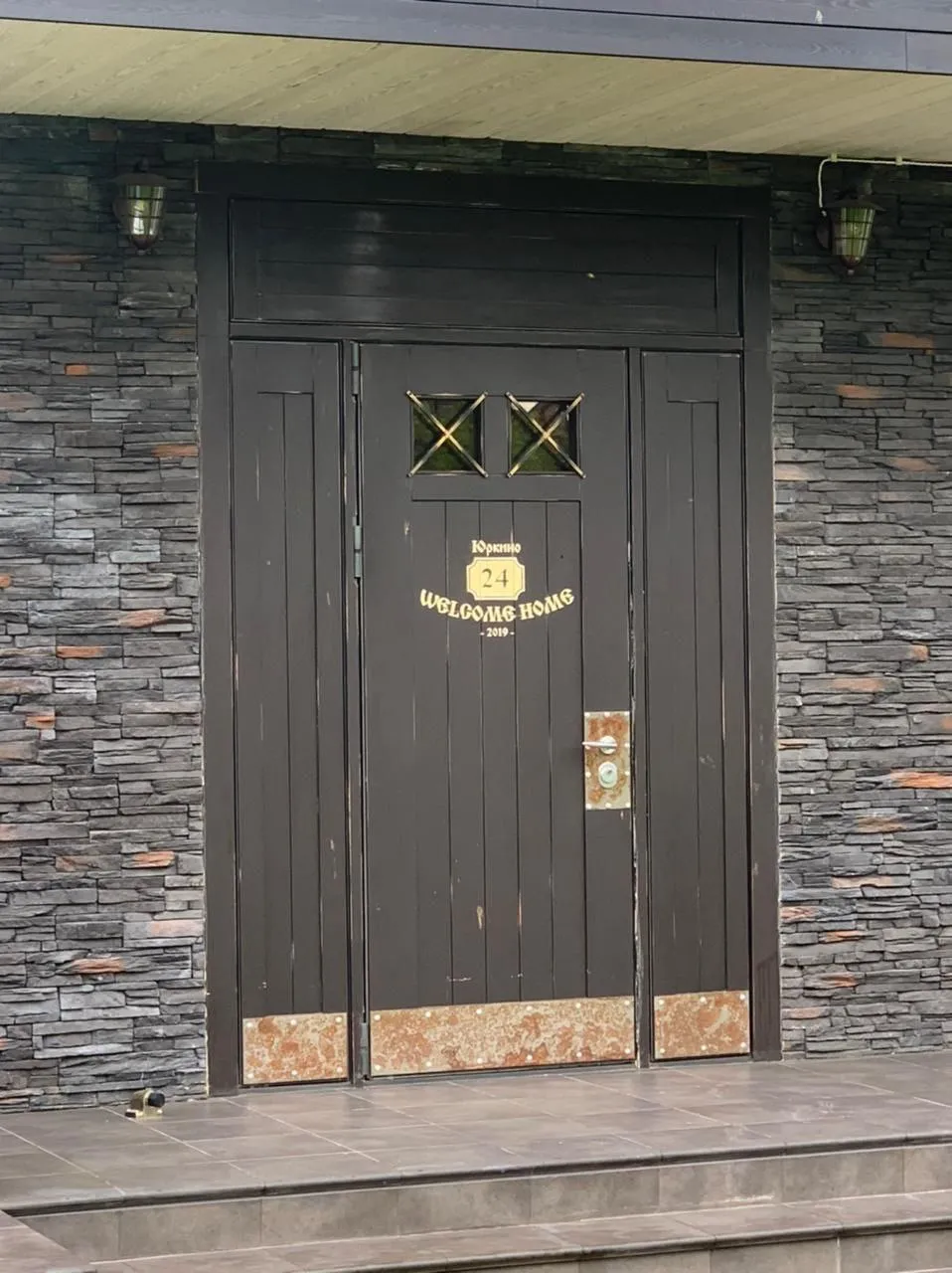 Одностворчатая входная дверь из массива с глухими фрамугами для дома в стиле шале