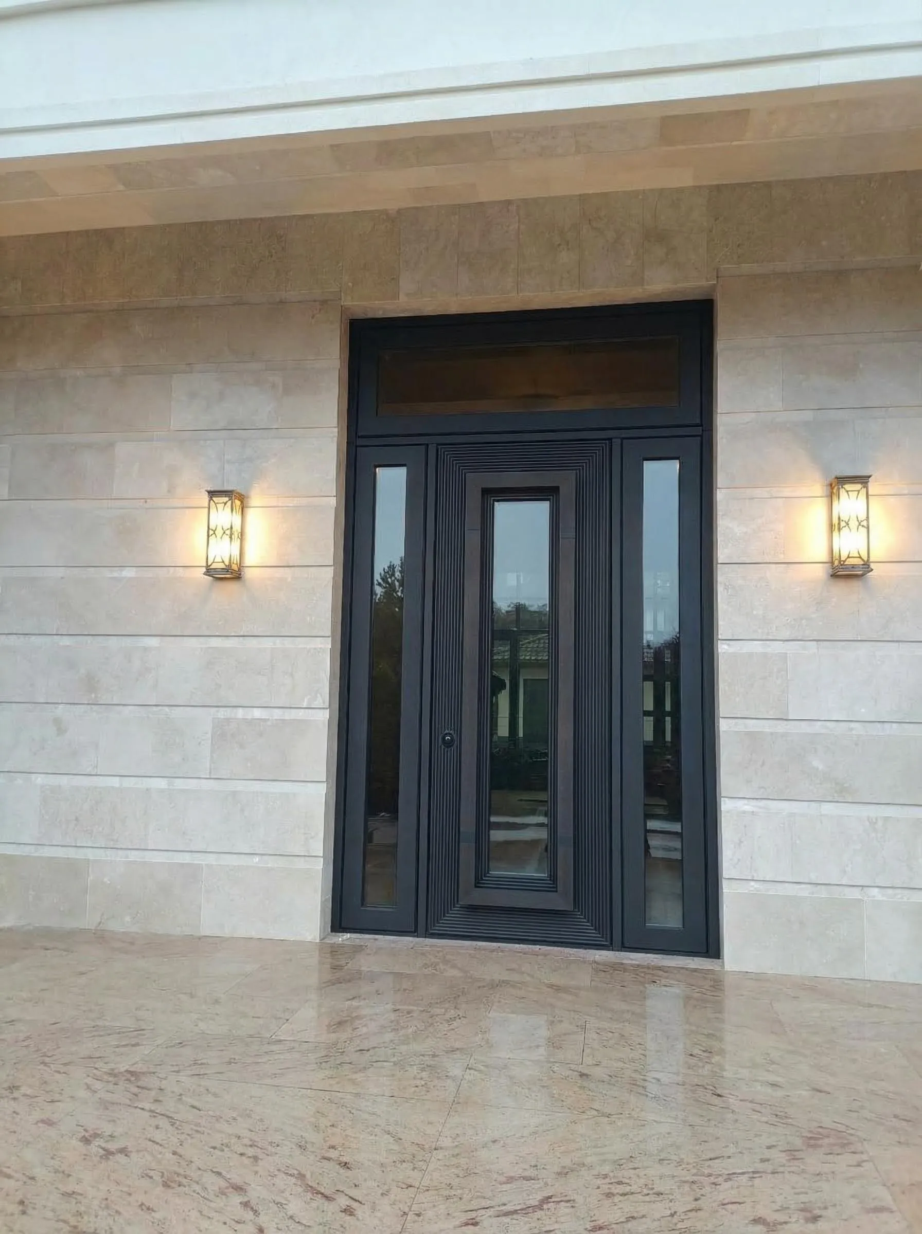 Одностворчатая входная дверь с боковым остеклением и фрамугой