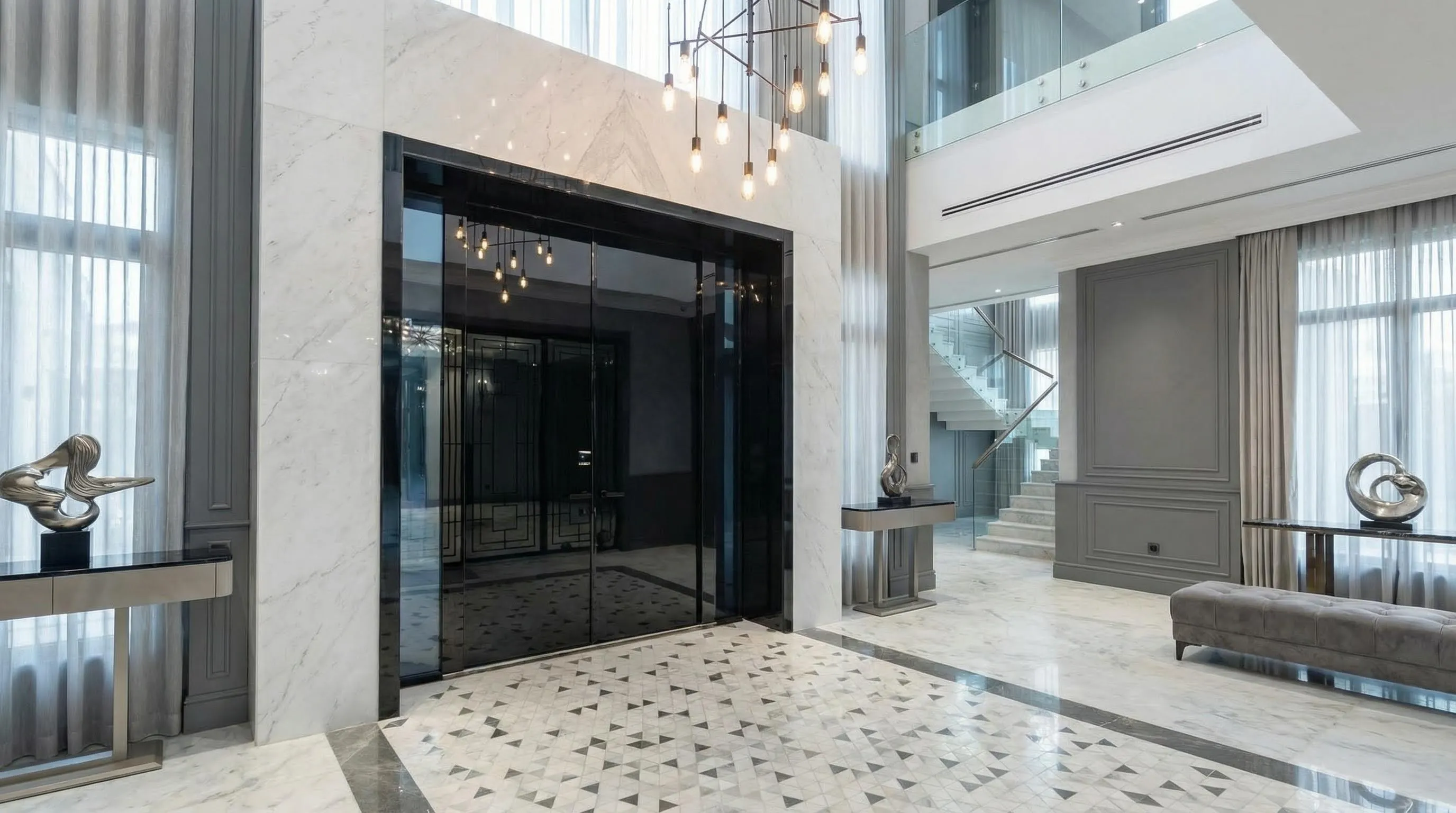 Парадная входная дверь в каменном портале