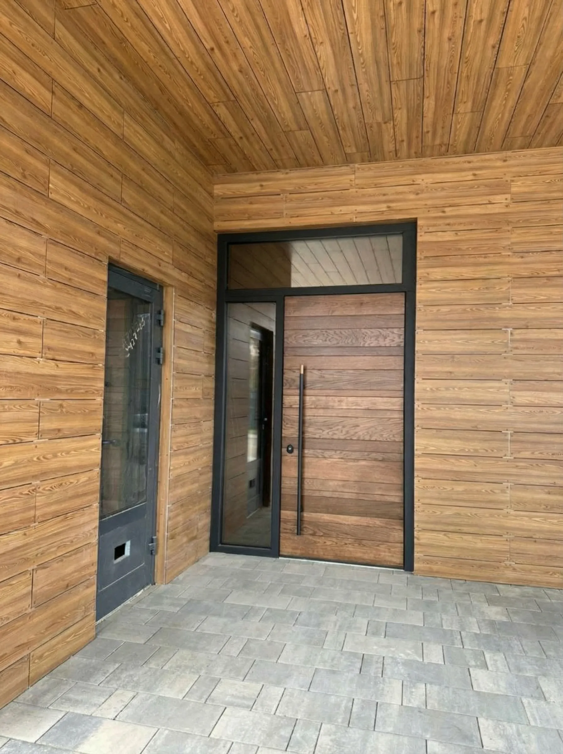 Премиальная входная дверь из натурального дерева с боковым стеклом | Индивидуальное изготовление Burkovsky