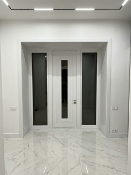 Современная белая входная дверь со стеклом 