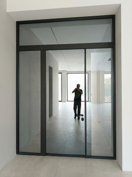 Современная дверь с зеркалом