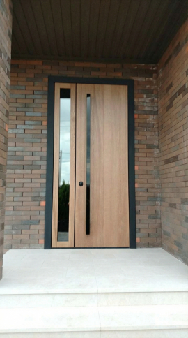 Современная входная дверь с длинной ручкой