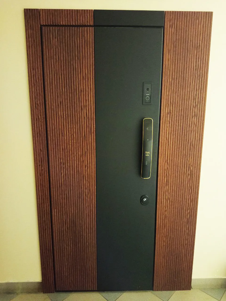 Современная входная дверь с электронной ручкой и отделкой из морёного массива