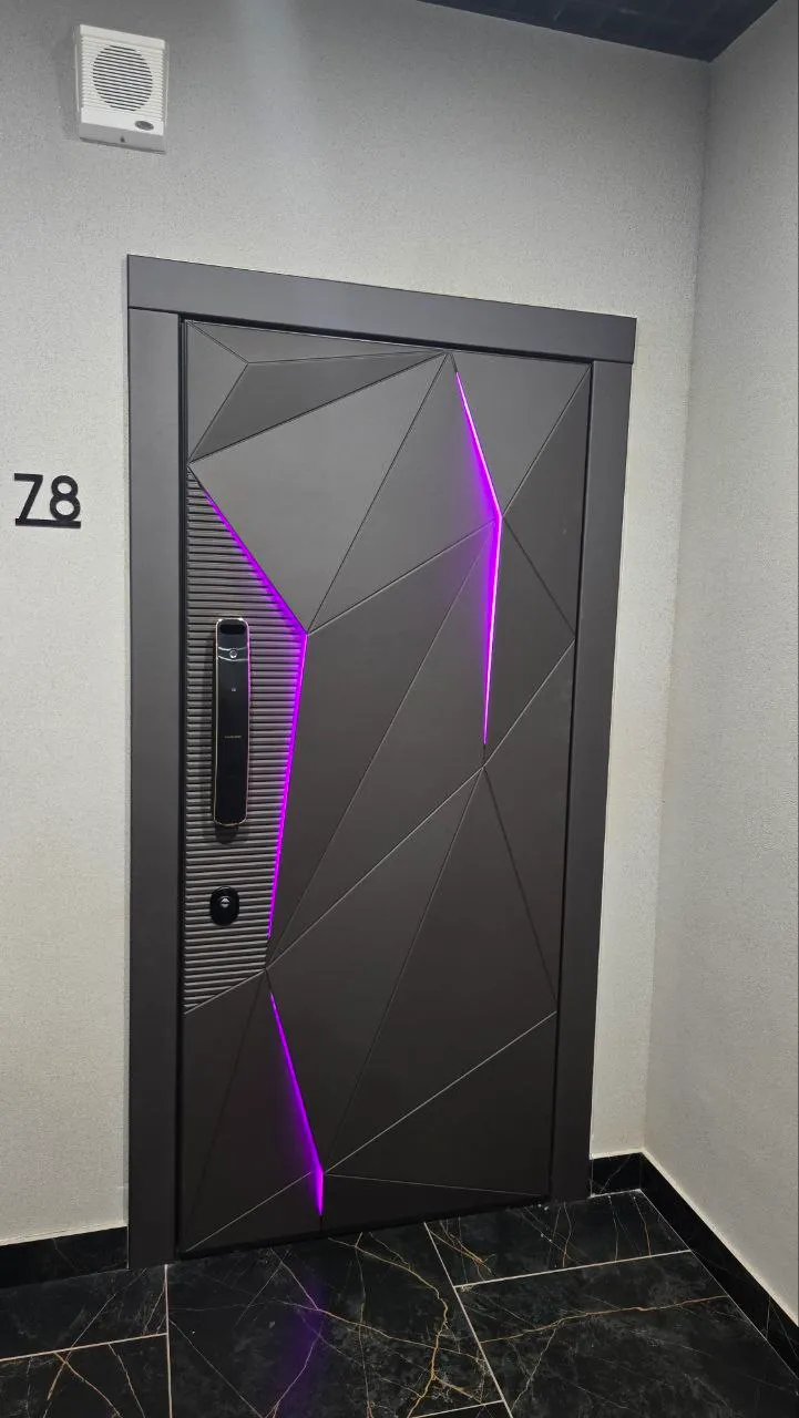 Современная входная дверь с геометрическим дизайном и LED-подсветкой | Умная дверь Burkovsky