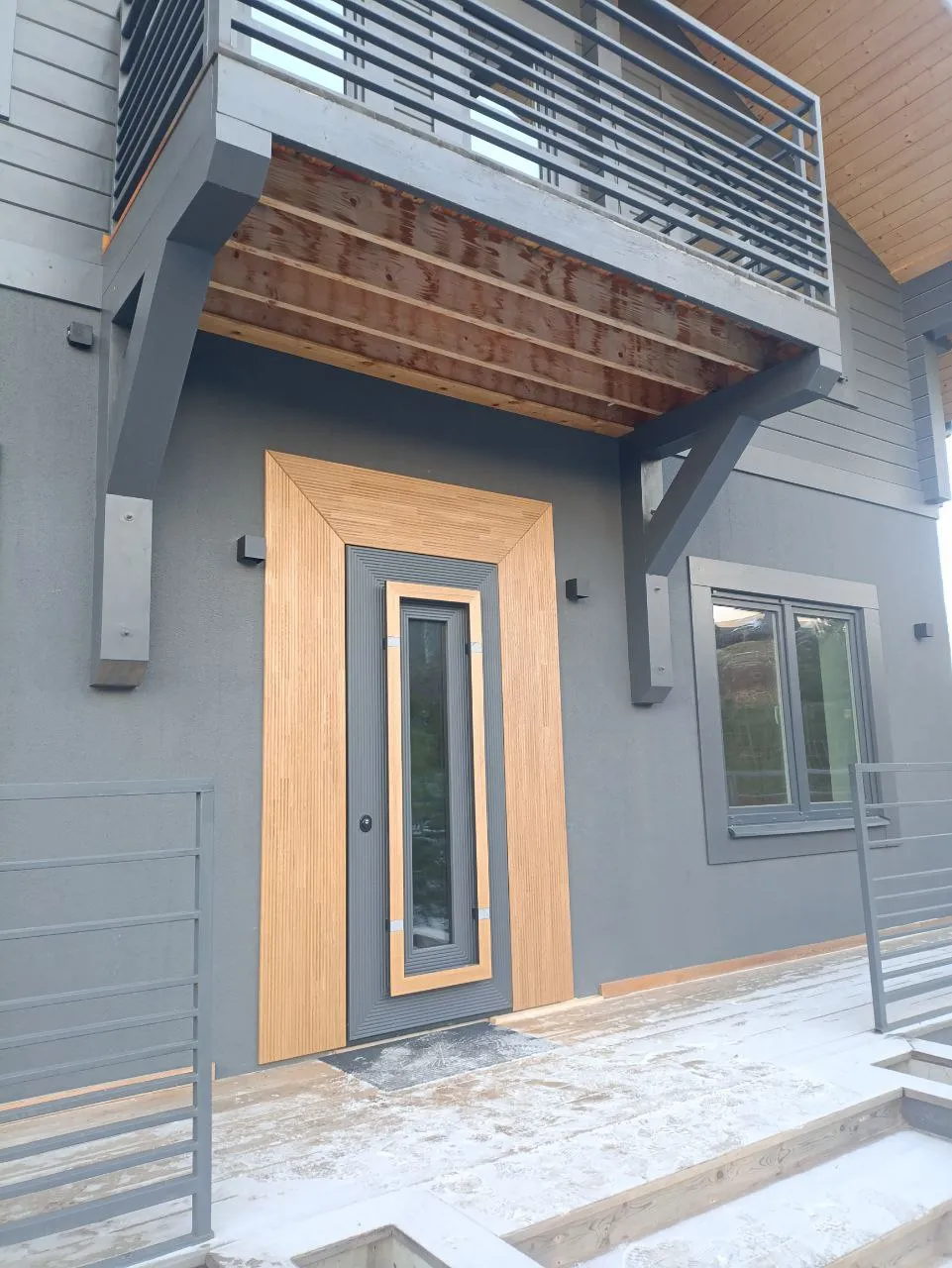 Современная входная дверь с вертикальным остеклением