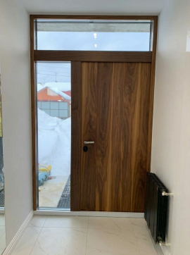 Современная входная дверь со стеклами в дубе