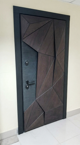 Стильная входная дверь для квартиры в шпоне