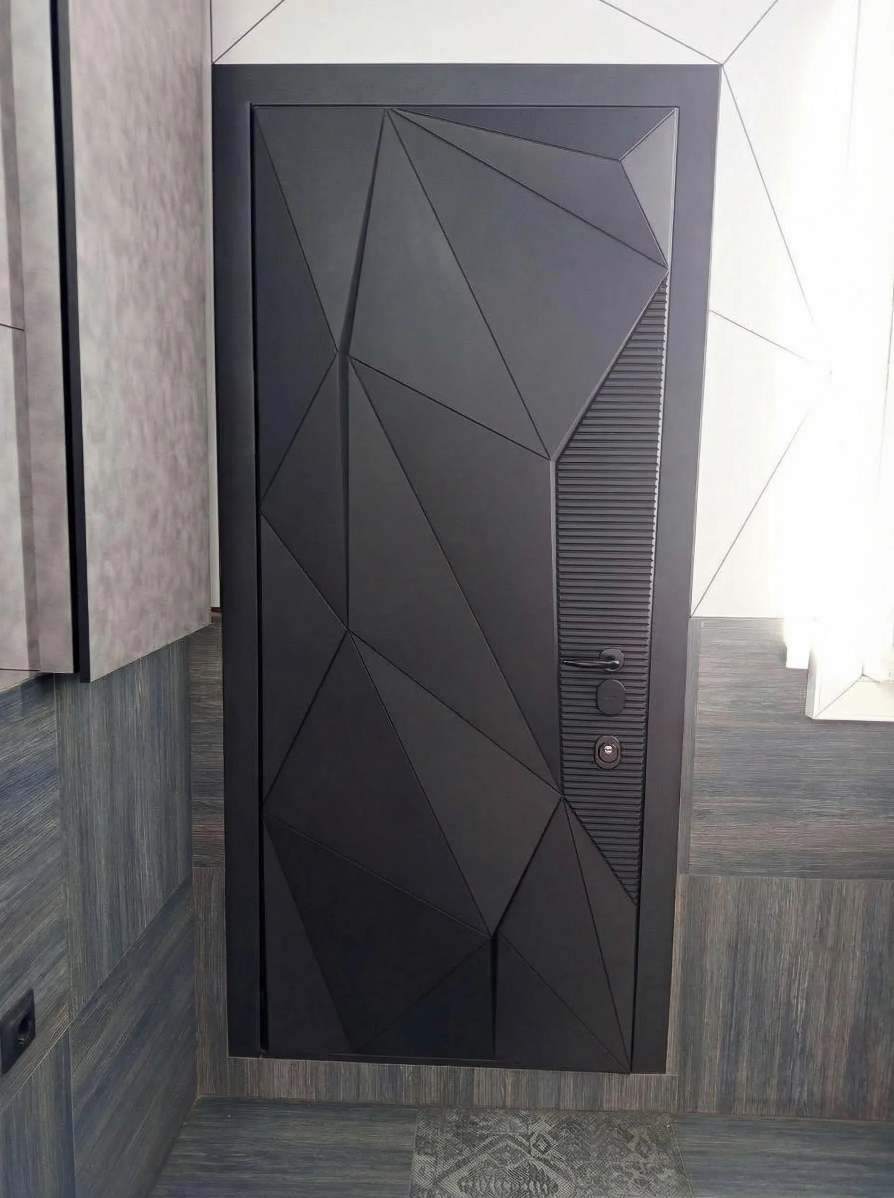 Входная дверь с геометрическим дизайном — премиум решение для современного интерьера