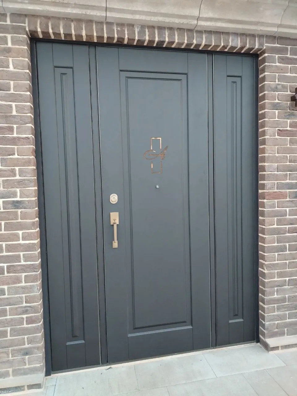 Входная дверь с глухими боковыми створками