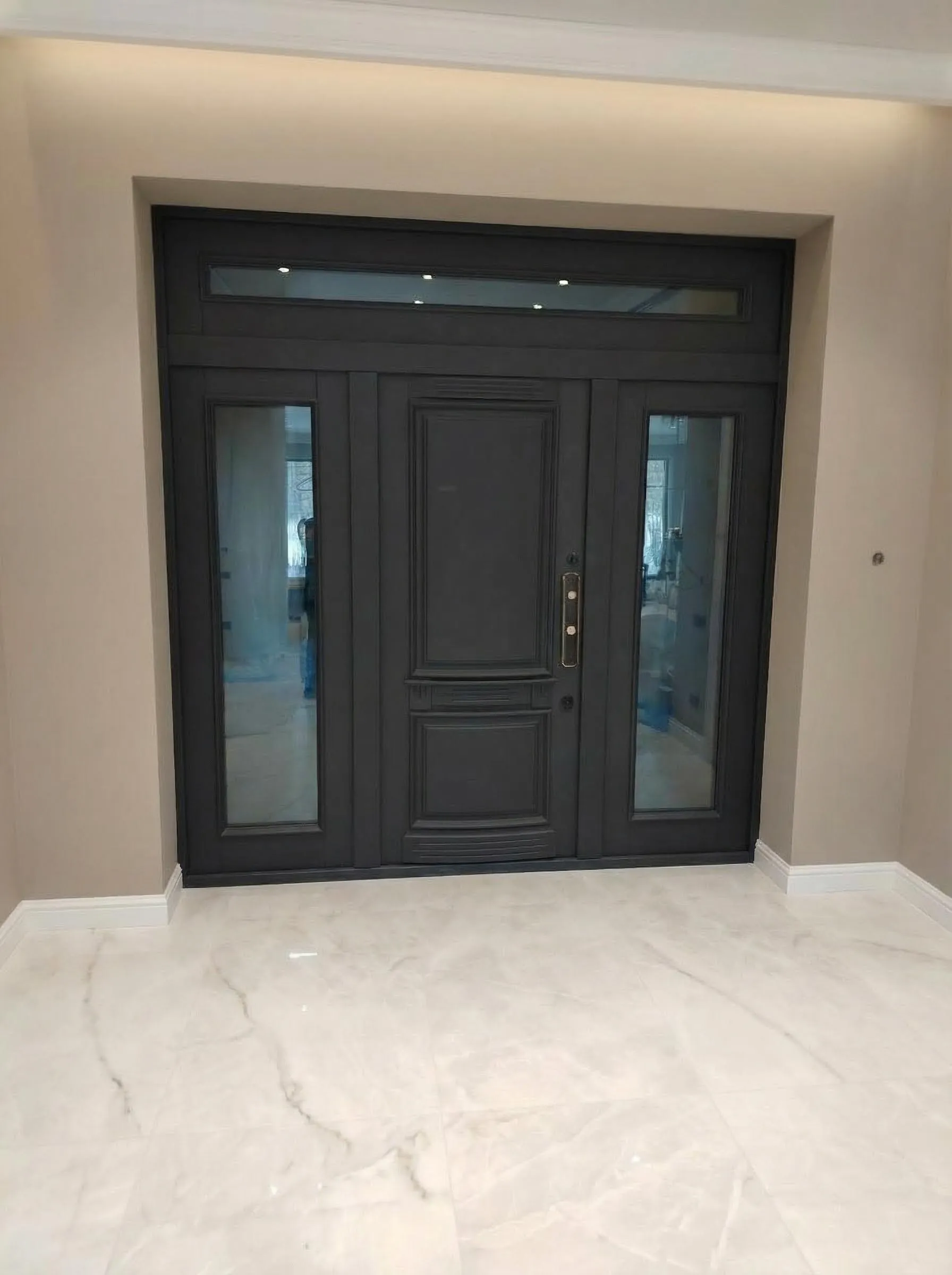 Входная дверь с остеклением и фрамугой — премиум-класс