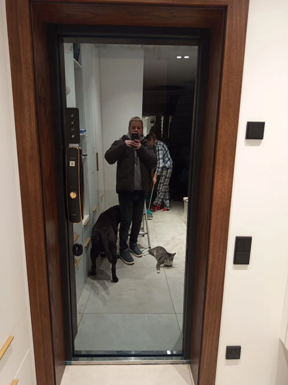 Входная дверь с зеркалом и электронным замком