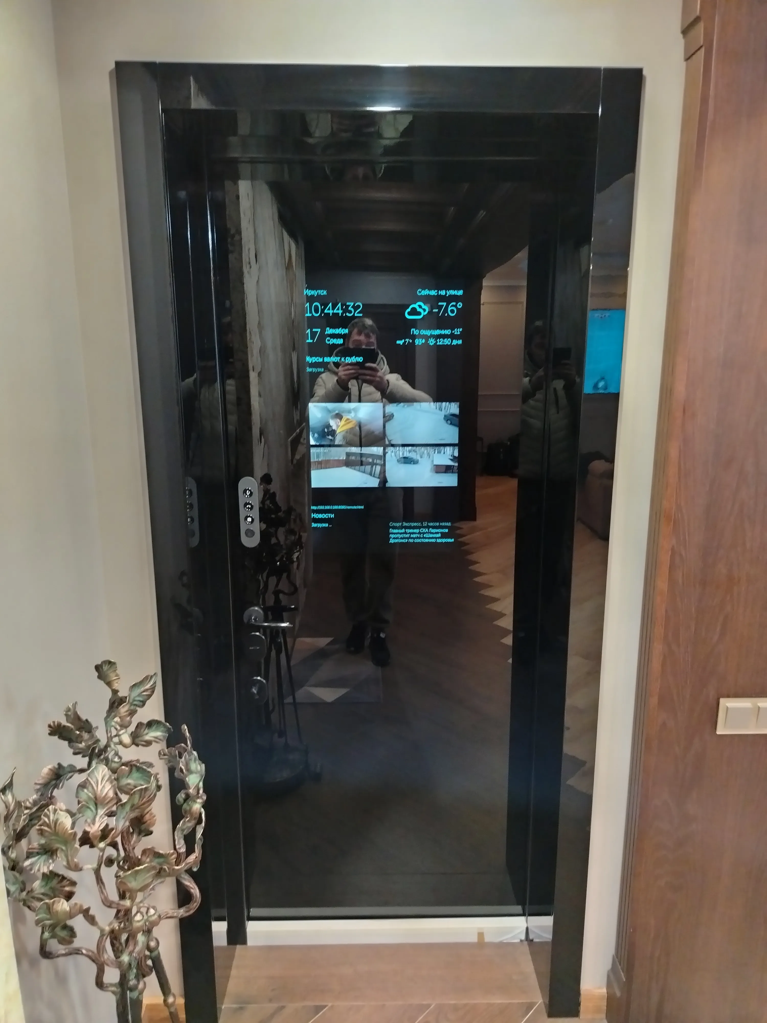 Входная дверь с зеркалом и умным дисплеем — премиум решение для современного интерьера