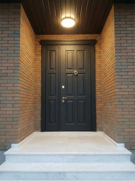 Входная дверь в английском стиле