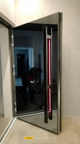 Входная дверь в квартиру с зеркалом и ручкой