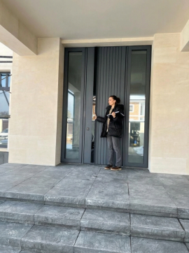 Входная дверь с ручкой во всю высоту двери