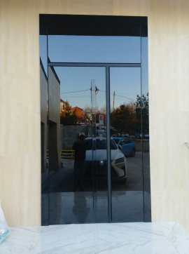 Высокая дверь входная в черном стекле