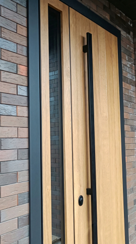 Высокая входная дверь с длинной ручкой